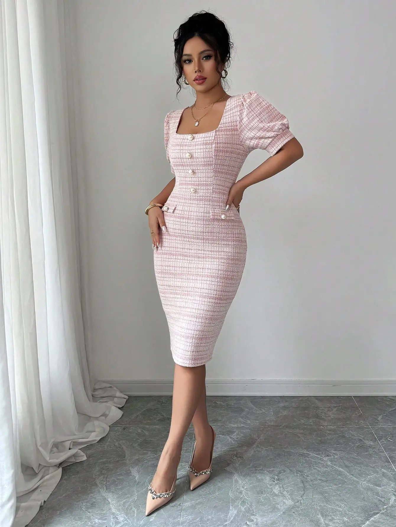 핑크 체크무늬 퍼프 소매 스퀘어넥 핏 미디 드레스 (진주 단추 포함)