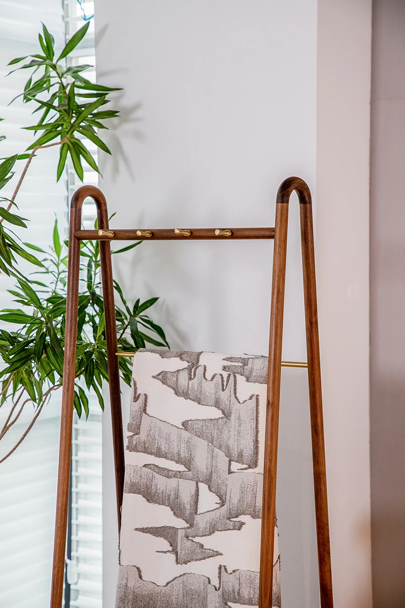 モダンデザイン木製コート洋服ラック バレスタンド 洋服バトラ - Coat Rack Standing のレビューと価格