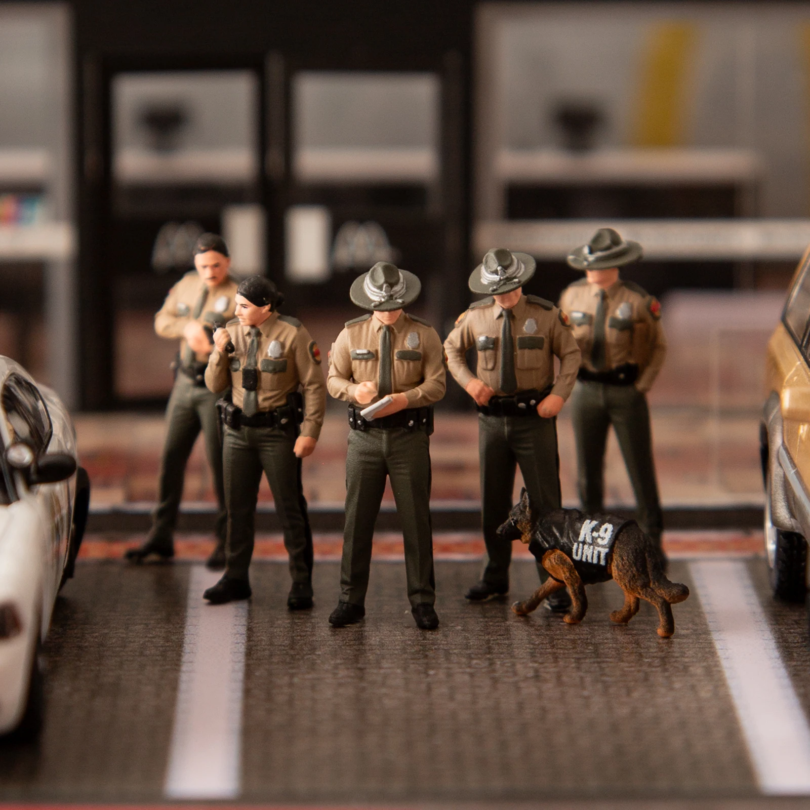 1/64 Scale Resin Highway Patrol Police Figures Set with K9 Dog Miniature Scene Props Hand Painted Display for Diecast Car AFA