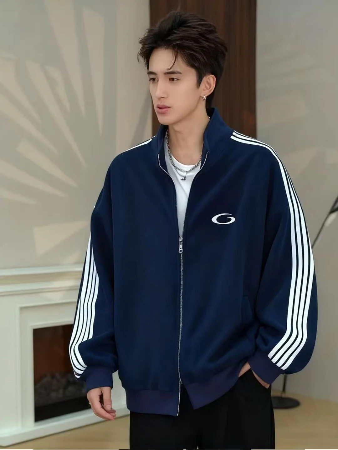 

Свободный спортивный кардиган-свитшот на молнии с вышитыми полосами, синий, с воротником-стойкой, в стиле бейсбольной куртки...