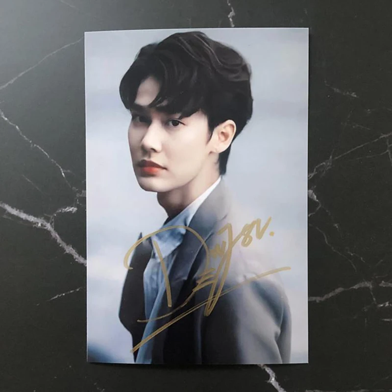 Dew personally signed a photo of the Taiban Meteor Garden TV drama to send to classmates and friends