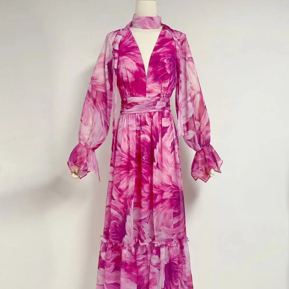 

Autumn new floral print maxi dress V-neck bell sleeves + streamer maxi dress