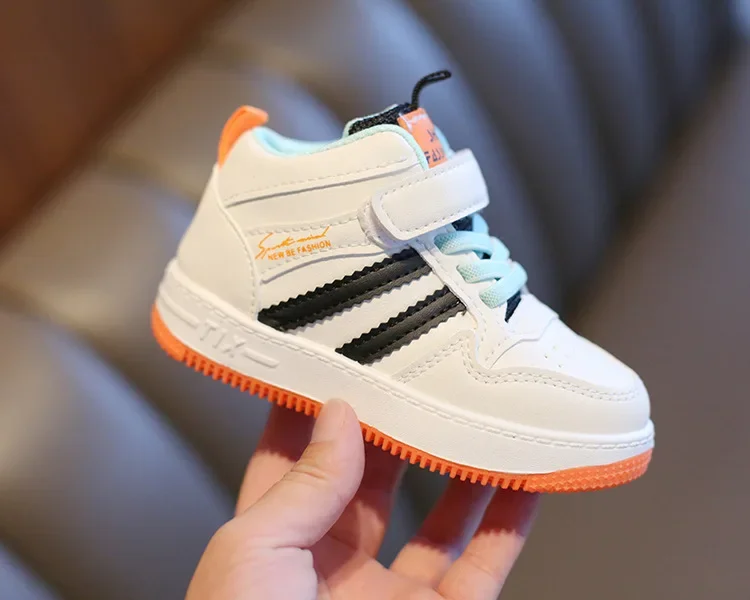 Kindersneaker, modisches Design, weiße, rutschfeste Freizeitschuhe für Jungen und Mädchen, atmungsaktive Sneaker mit Schnürsenkeln, Outdoor-Schuhe für Kleinkinder. – Detail 3