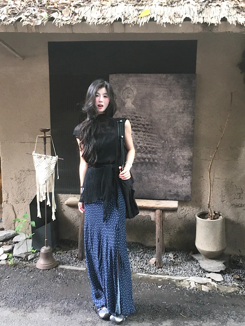 

Fashionable Black Sleeveless Vest And Midi Skirt Set for Women Floral Print Youthful Summer Outfit Two-Piece Ensemble