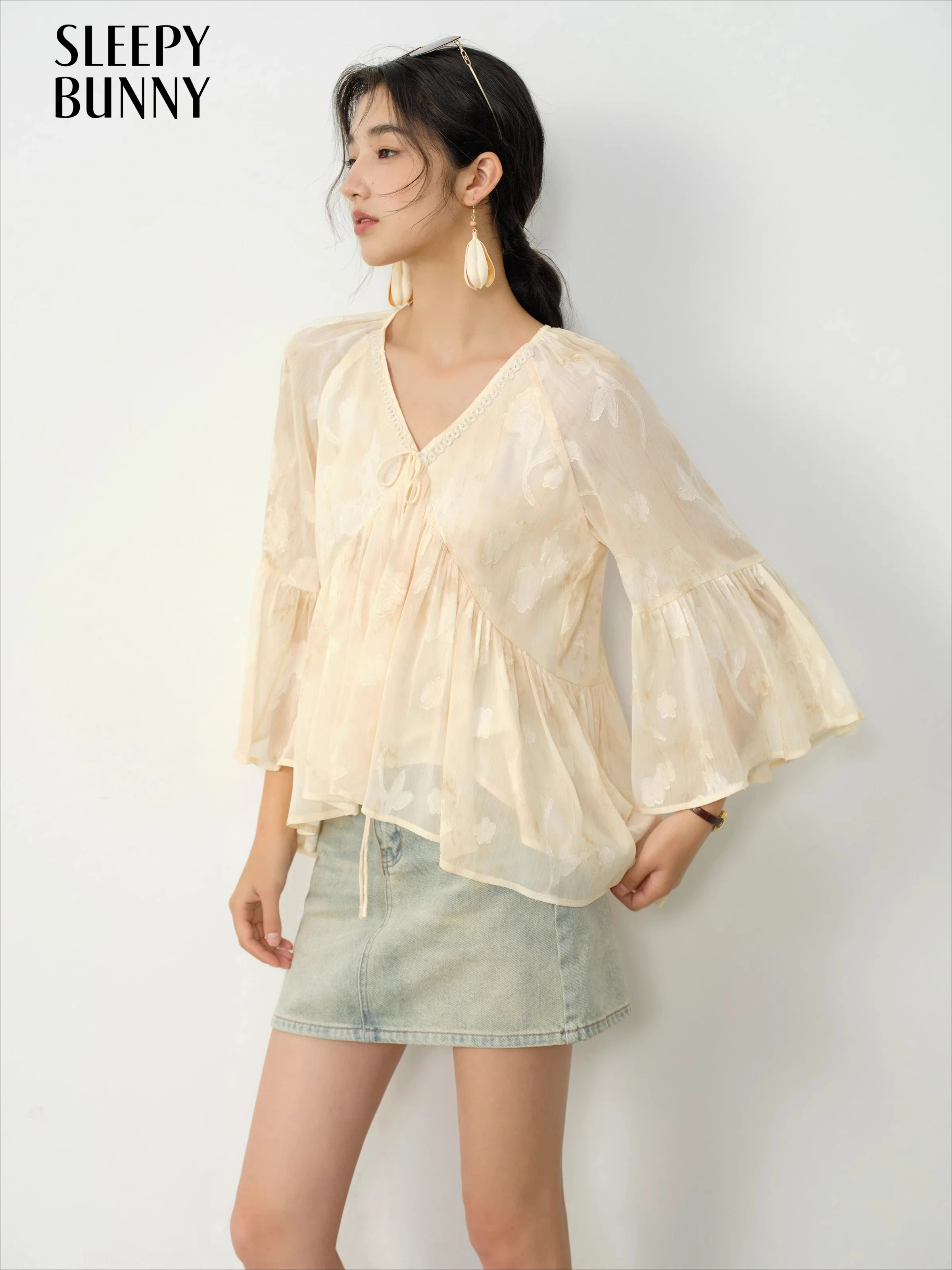 

Elegant Sweet Floral Chiffon Blouse Summer French V Neck Ruffle Sleeve Top Lightweight Flowing Shirt Women Casual Fashion Wear