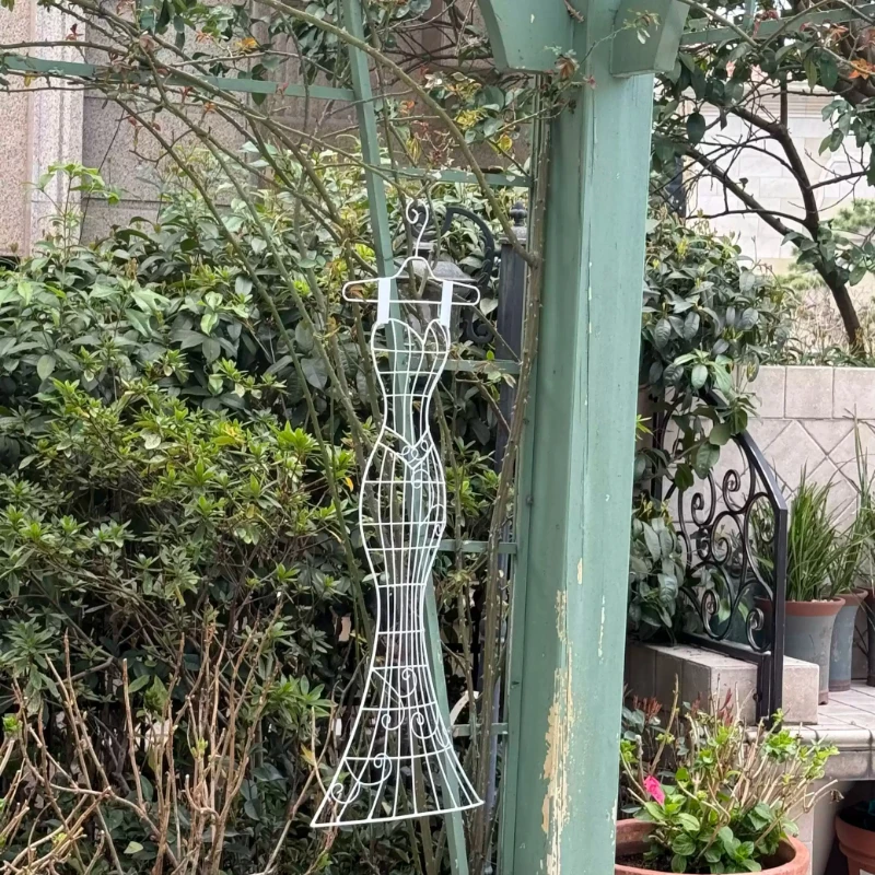 Japanese Iron Mannequin Trellis Wall Mounted Decor Metal Plant Vine Support Rustic Iron Climbing Flower Stand Gardening Ornament