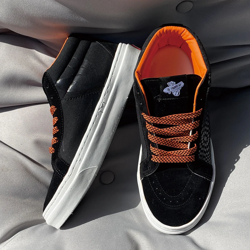 

Мужские и женские черно-оранжевые кеды средней высоты для скейтбординга, размеры 36-48, с текстурой в клетку, повседневные кроссовки, уличный стиль для пар