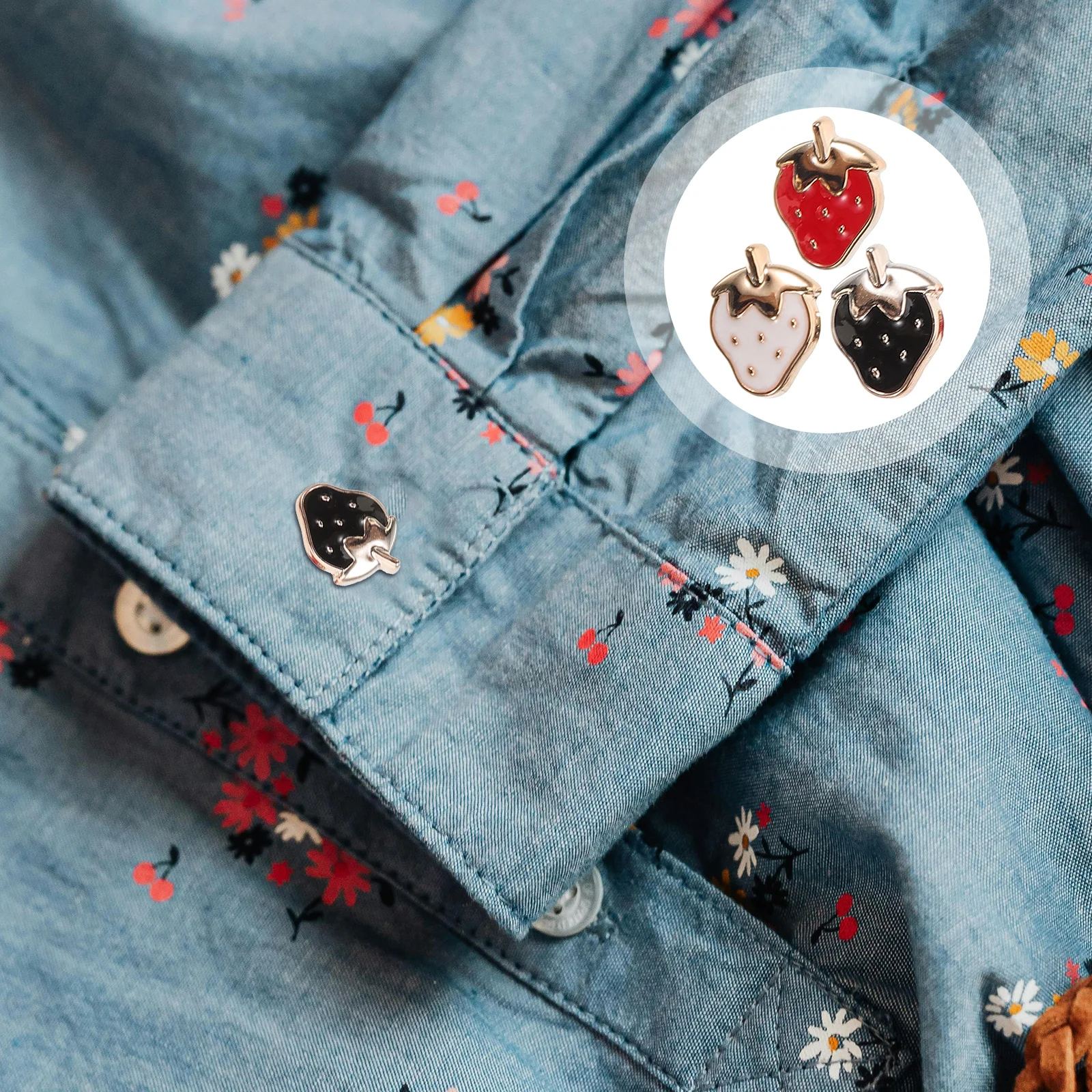 

30Pcs Strawberry Sewing Buttons Resin Cartoon Clothes DIY Dress Buttons Durable Non-Fade Adorable Creative Accessories