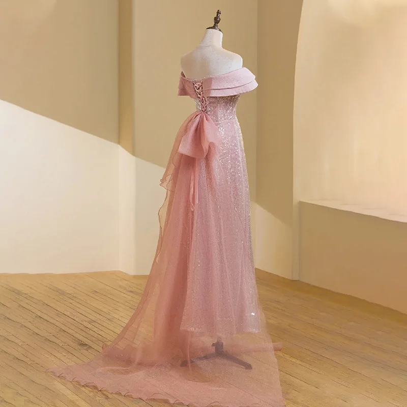 Elegancka i urocza suknia wieczorowa na bankiet, na rok 2025, różowa, brokatowa, bez ramiączek, na jedno ramię, suknia na toast weselny.