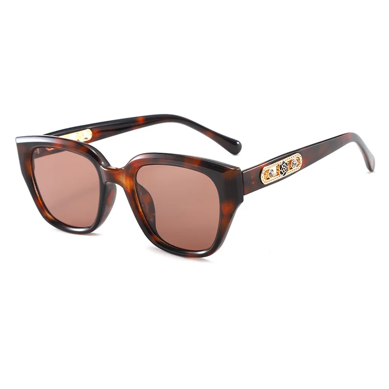 Nuevas gafas de sol con montura de ojo de gato a la moda, gafas de sol Joker con montura pequeña, gafas de sol de viento INS con diamantes transfronterizos para mujer.