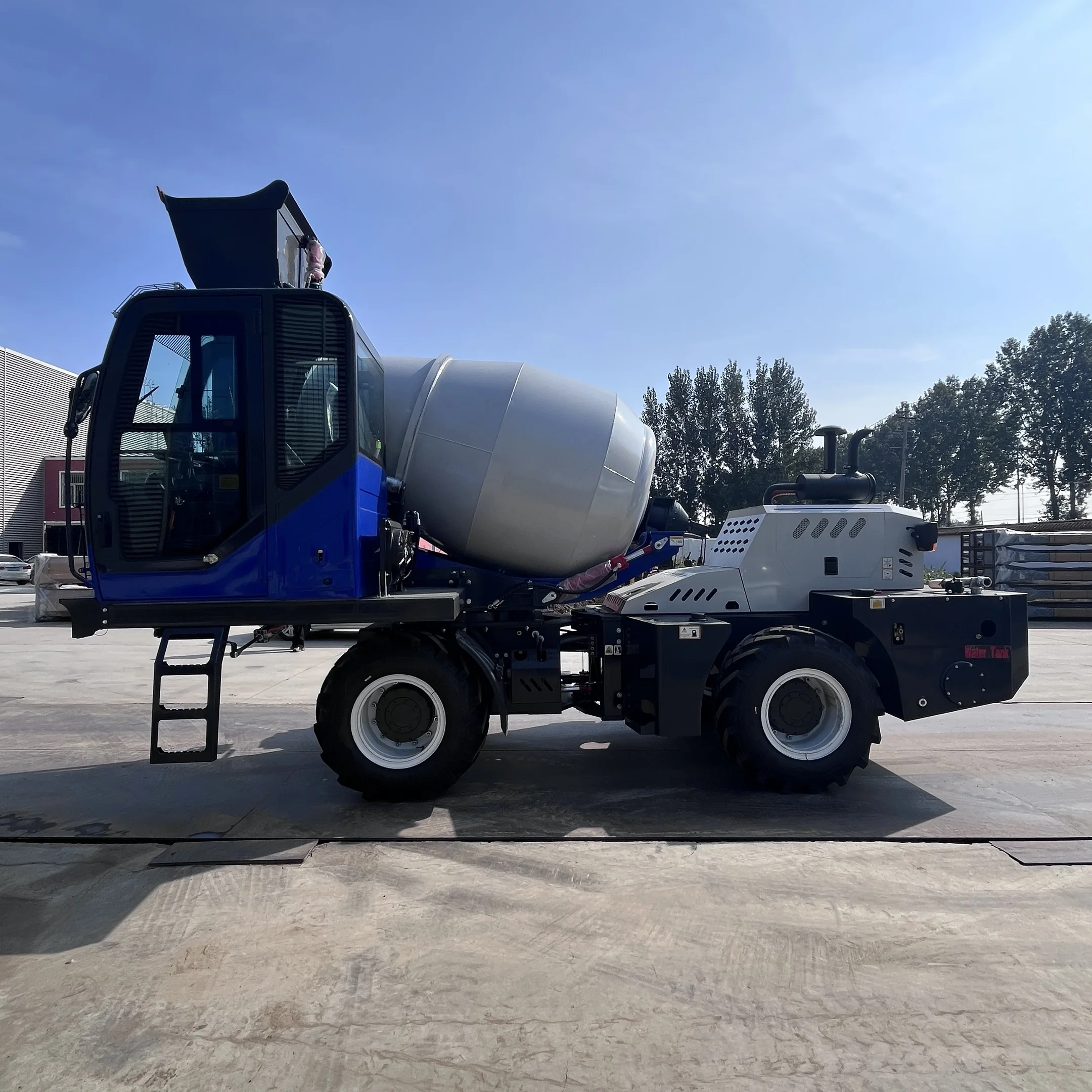 Un nouveau camion mélangeur de béton mobile d'une capacité de 3,5 mètres cubes le bétonnière auto-installée de la marque chinoise Nicosail