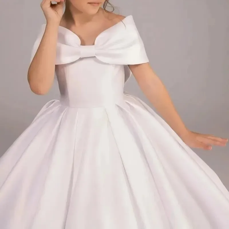 Großhandel Maßgeschneidertes Liebliches Mädchen Erstes Taufkleid Weißes Satin-Schulterfreies Blumenmädchenkleid mit Schleife Flauschiges Bodenlanges Hochzeitskleid – Detail 6