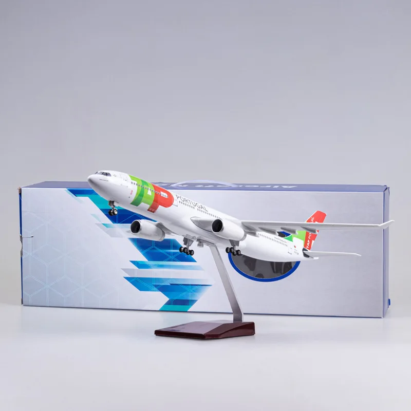 Modèle Air Portugal Airbus A330 en résine moulée sous pression avec lumière et roues, jouet de collection d'avion, ventilateur d'affichage, échelle 1:135, 47cm