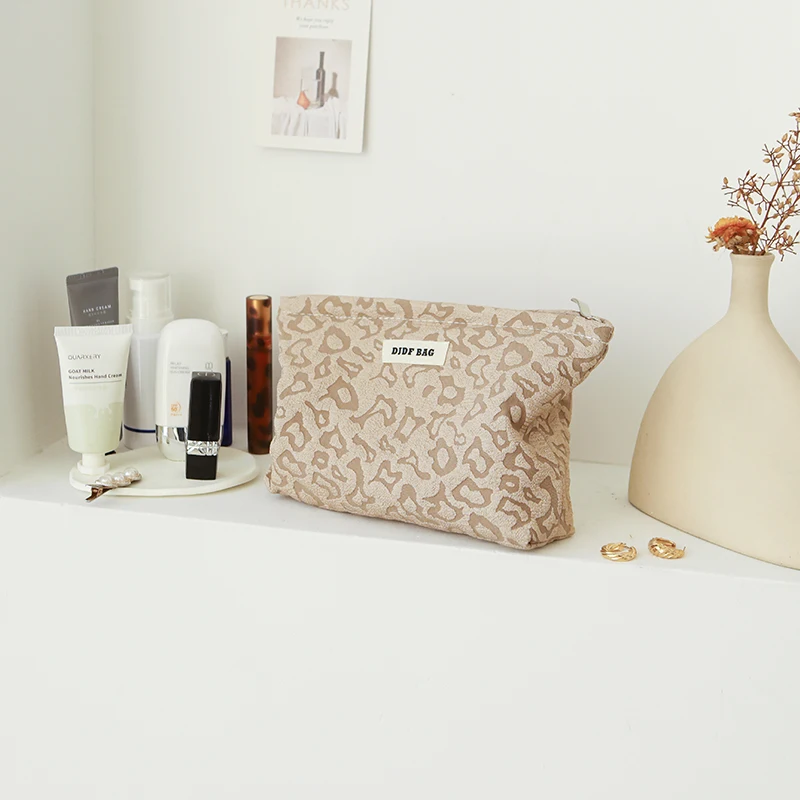 Women\'s cosmetic bag, large capacity leopard print khaki storage bag, travel toiletry bag, fashion storage bag, ins style
