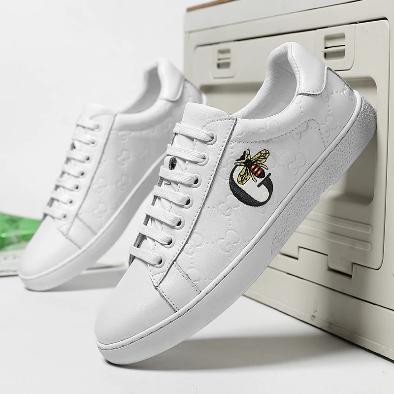 고품질 브랜드 운동화 남자 플랫 럭셔리 디자인 가죽 스케이트 신발 남자 꿀벌 자수 운동화 남성 Sapatos Masculinos