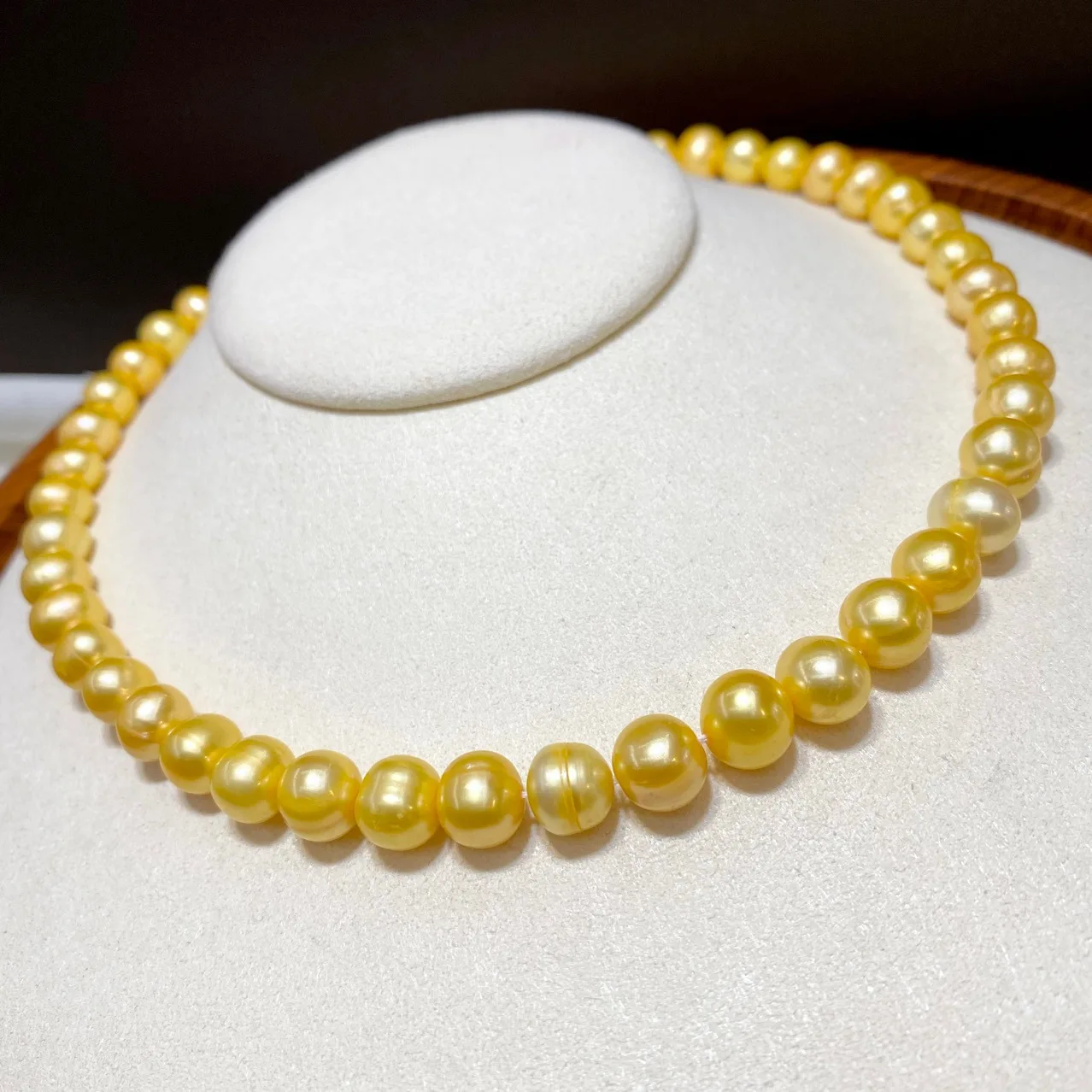 

Natural 8-9mm & 9-10mm freshwater light gold pearl necklace 17'inch