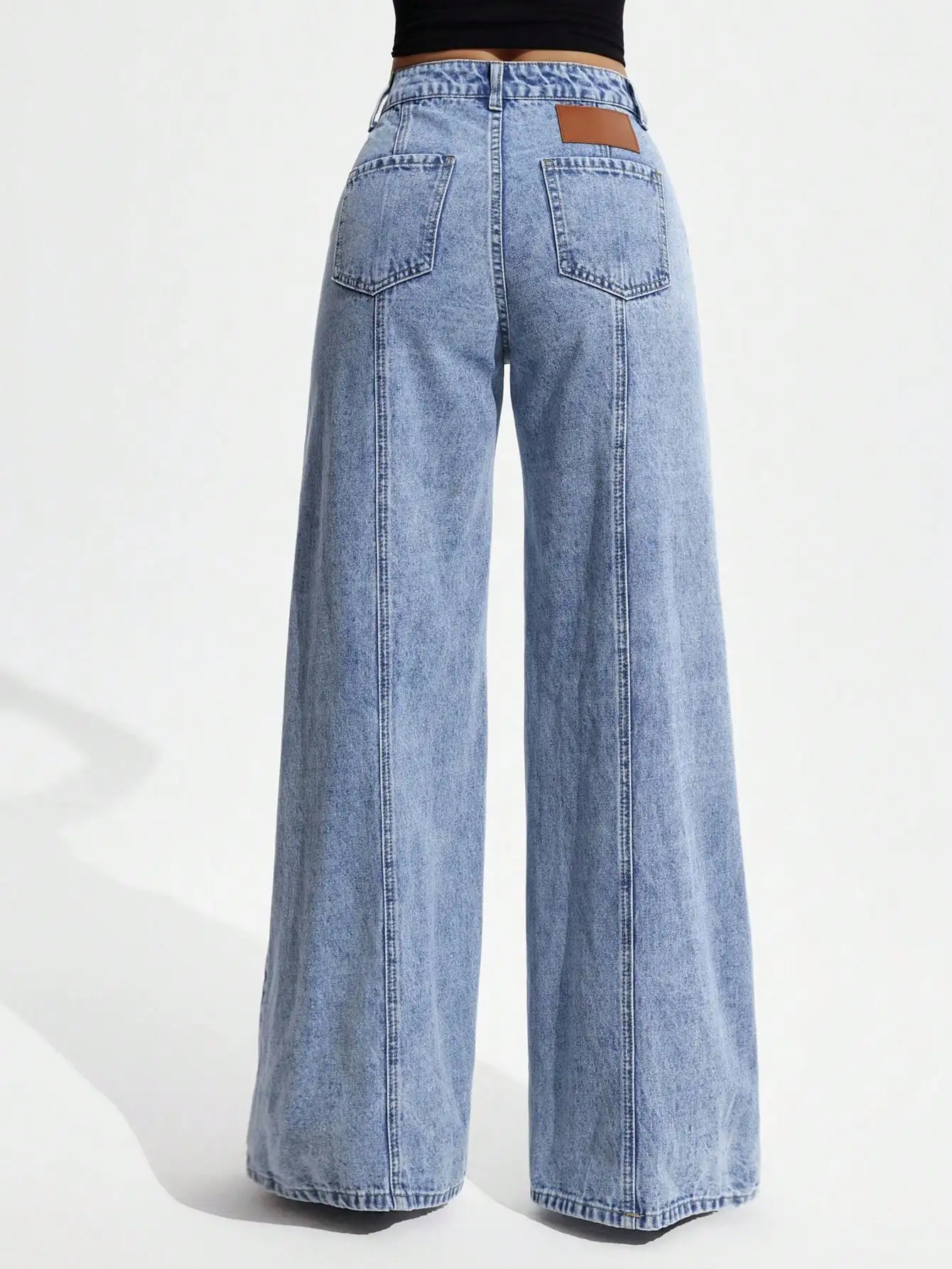 

Джинсы женские с высокой талией, широкими штанинами и задними карманами