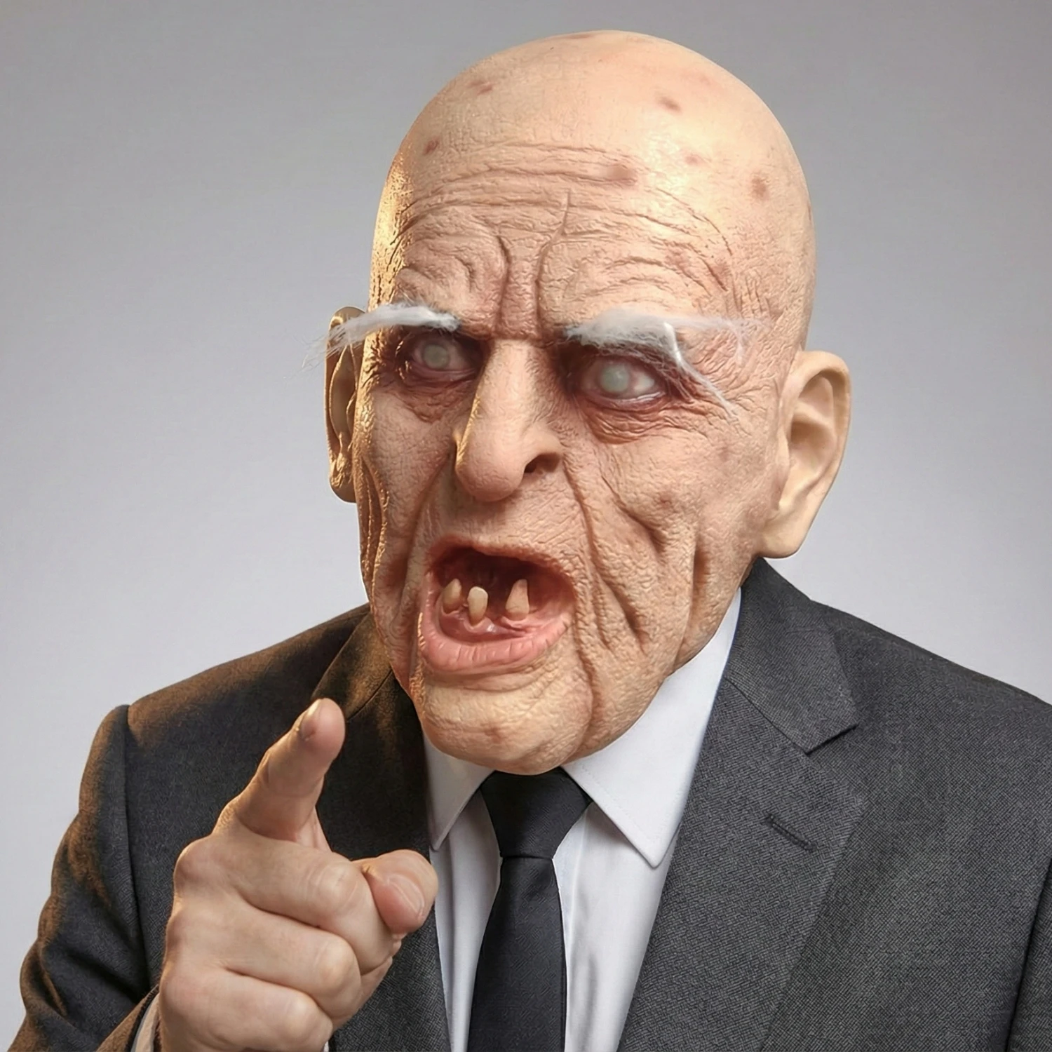 Realistische Old Man Zombie Latexmaske Gruseliger Opa Faltige Eldermaske mit spärlichen Zähnen Weiße Augenbrauen Gruselige Horror-Kopfmaske