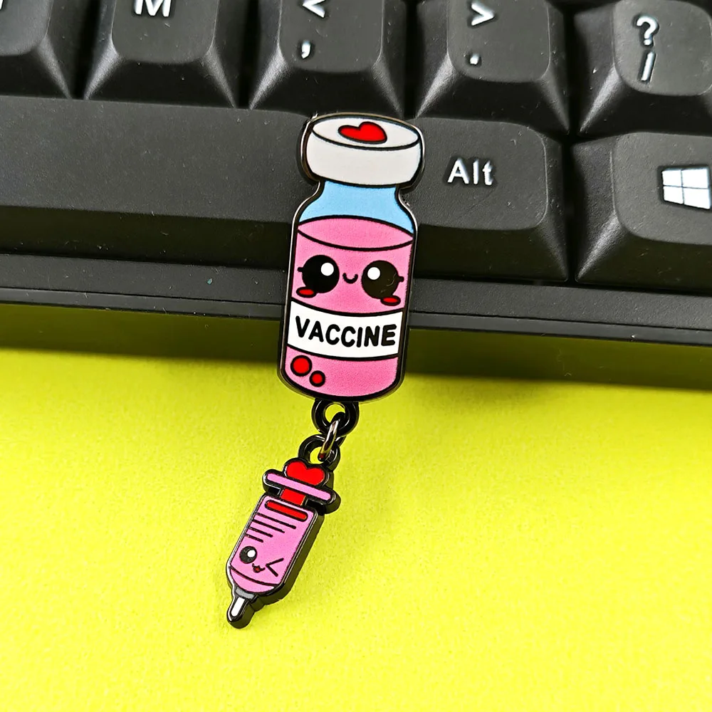 Niedliche Impfstoff-Spritzen-Brosche, Cartoon-Design, rosa Impfstoffflasche, Emaille-Anstecker mit Anhänger, Abzeichen in Form einer Flasche für Infusionen, Accessoires für Krankenschwestern. – Detail 5