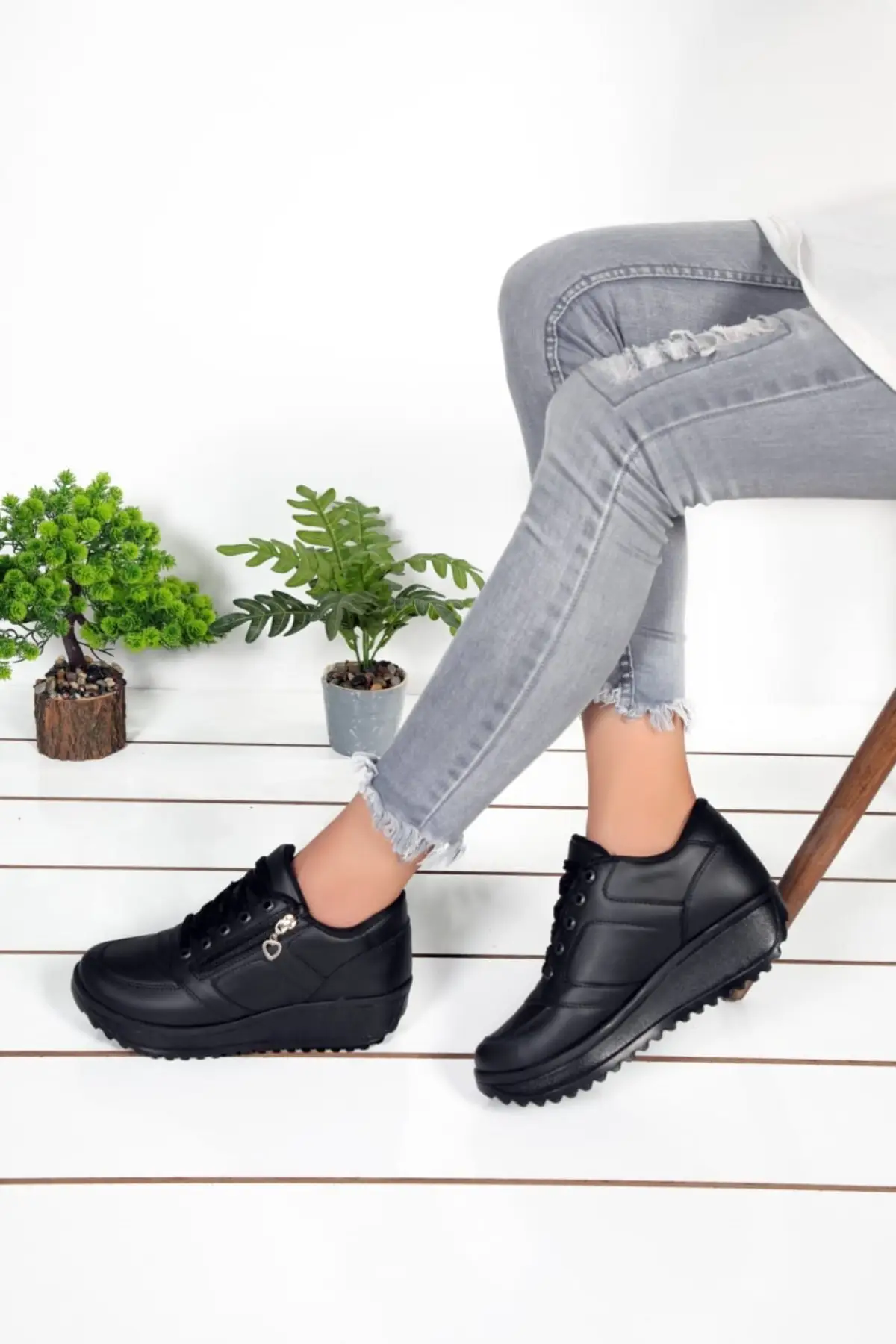 Zapatos deportivos de piel negra para mujer