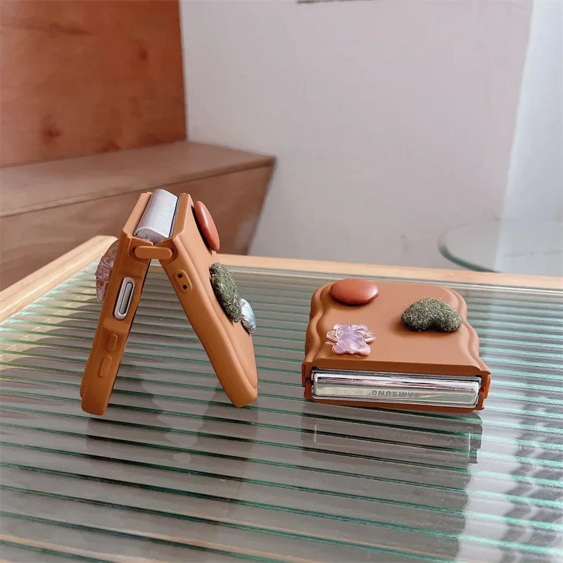 เคสโทรศัพท์ขนาดเล็กหมีสีน้ำตาลสำหรับ Samsung Galaxy Z flip 6 5 4 3ฝาหลังป้องกันสำหรับ ZFlip4 ZFlip5 ZFlip6เคสผิวนอก