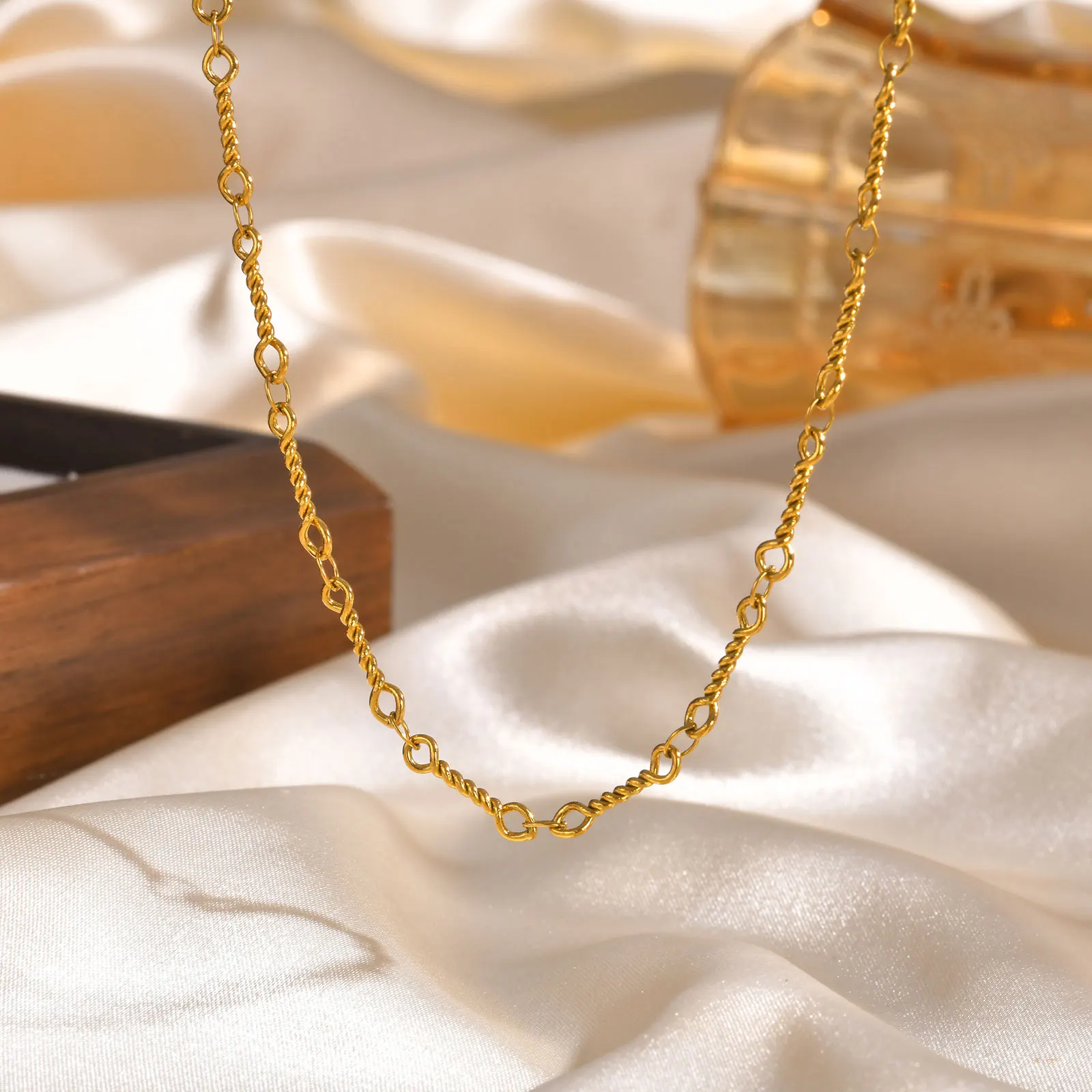الحد الأدنى الفولاذ المقاوم للصدأ تويست حلقة المتشابكة قلادة للنساء الذهب اللون ضوء الفاخرة رائعة القلائد مجوهرات هدايا