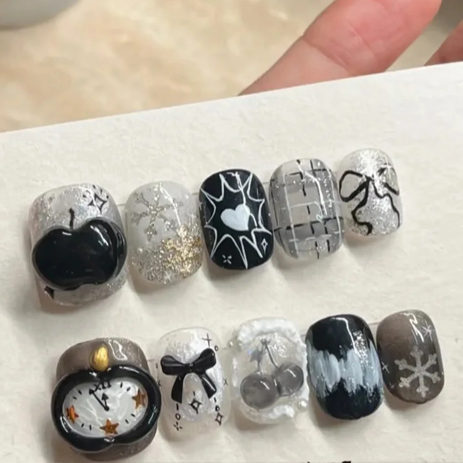 10 個のハンドメイドプレスオンネイルブラックアップルキャッツアイクリスマスネイルチップ女性&女の子用ショートオーバル取り外し可能着用可能なフェイクネイル