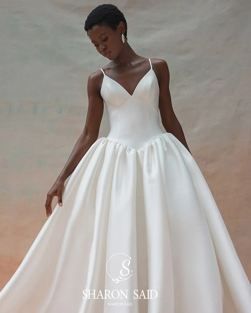 Sharon Said 2025, modernes, tiefes V-Ausschnitt-Satin, cremefarbenes Hochzeits-Prinzessinnenkleid mit Spaghettiträgern, Brautkleider SW157, individuell gestaltet