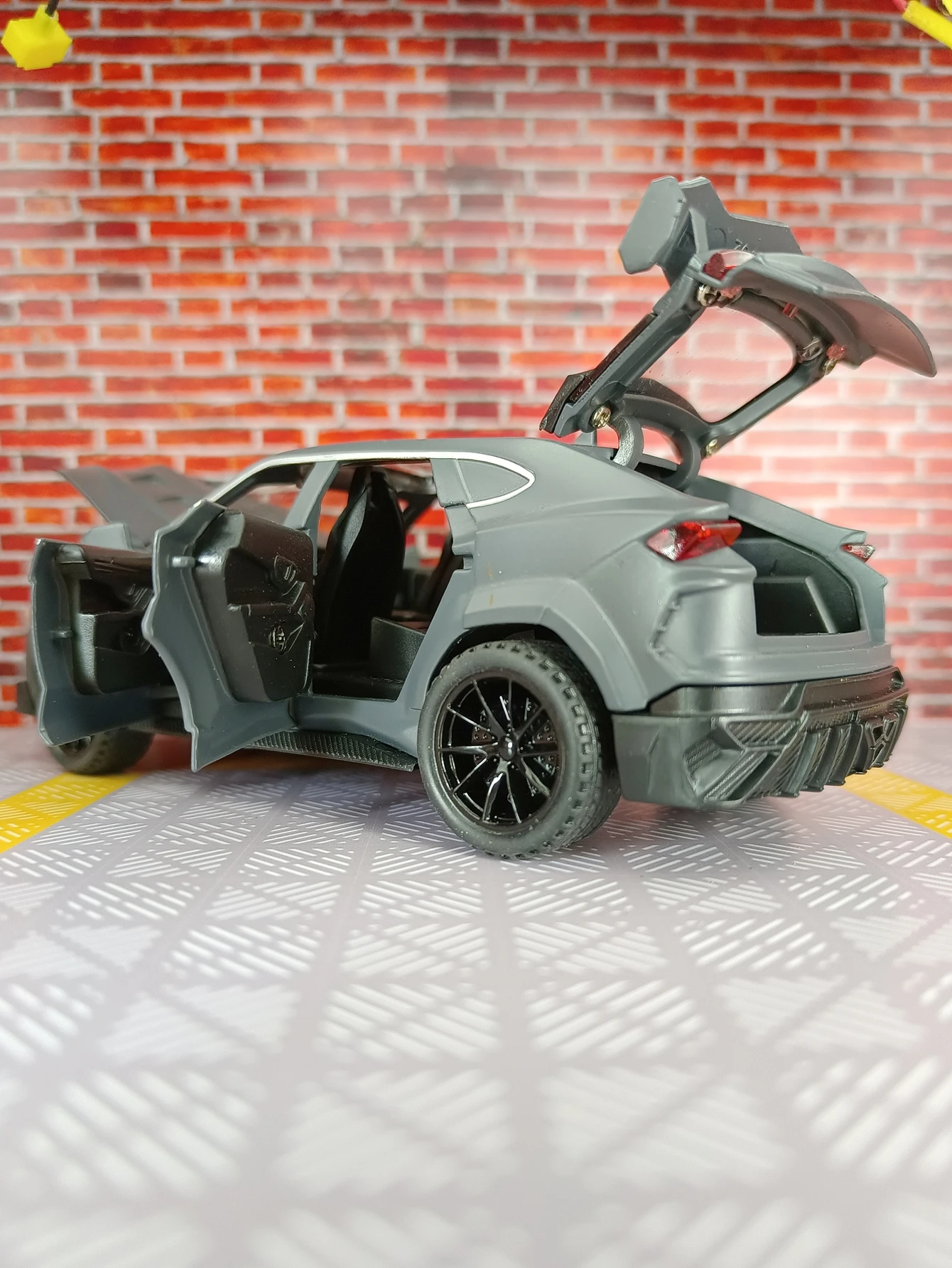 1:32 우루스 합금 자동차 모형, 도어와 앞 보닛, 트렁크 도어는 열 수 있으며, 시뮬레이션된 사운드 및 조명 기능이 있습니다.