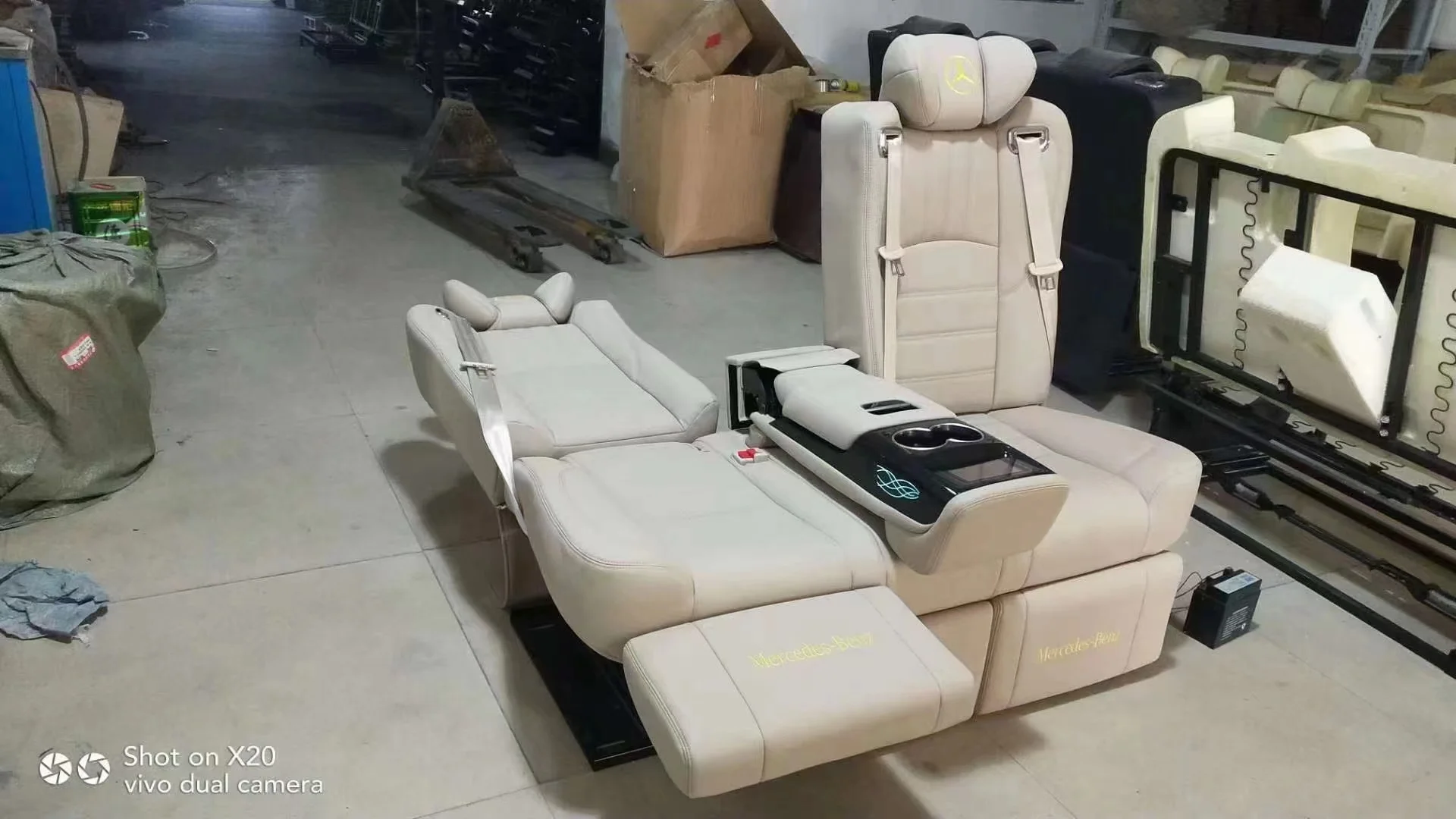 C ustom VIP الخلفي الثلاثي المدرب 3-مقعد فان مقعد مع شاشة تعمل باللمس سرير مستلق تعديل مقاعد السيارة