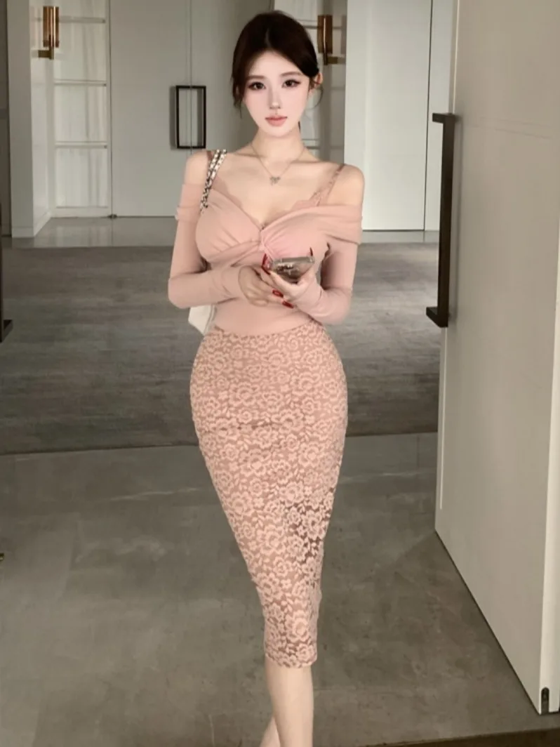 

Женская осенне-зимняя приталенная базовая футболка Pure Desire с кружевными вставками и V-образным вырезом, подчеркивающая талию