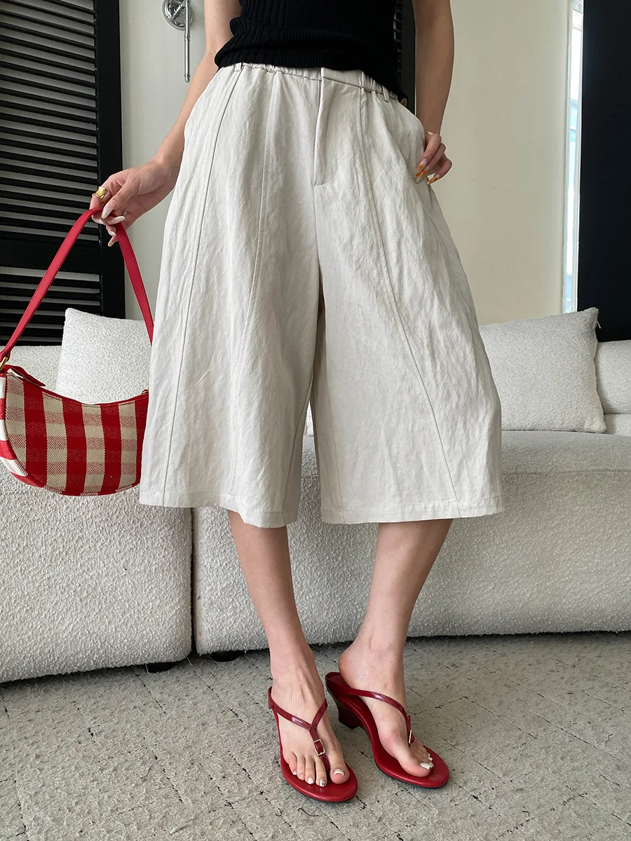 Sommerliche Damen-Freizeithose in einfarbigem Design mit lockerem Schnitt und hohem Bund und weitem Bein. – Detail 40