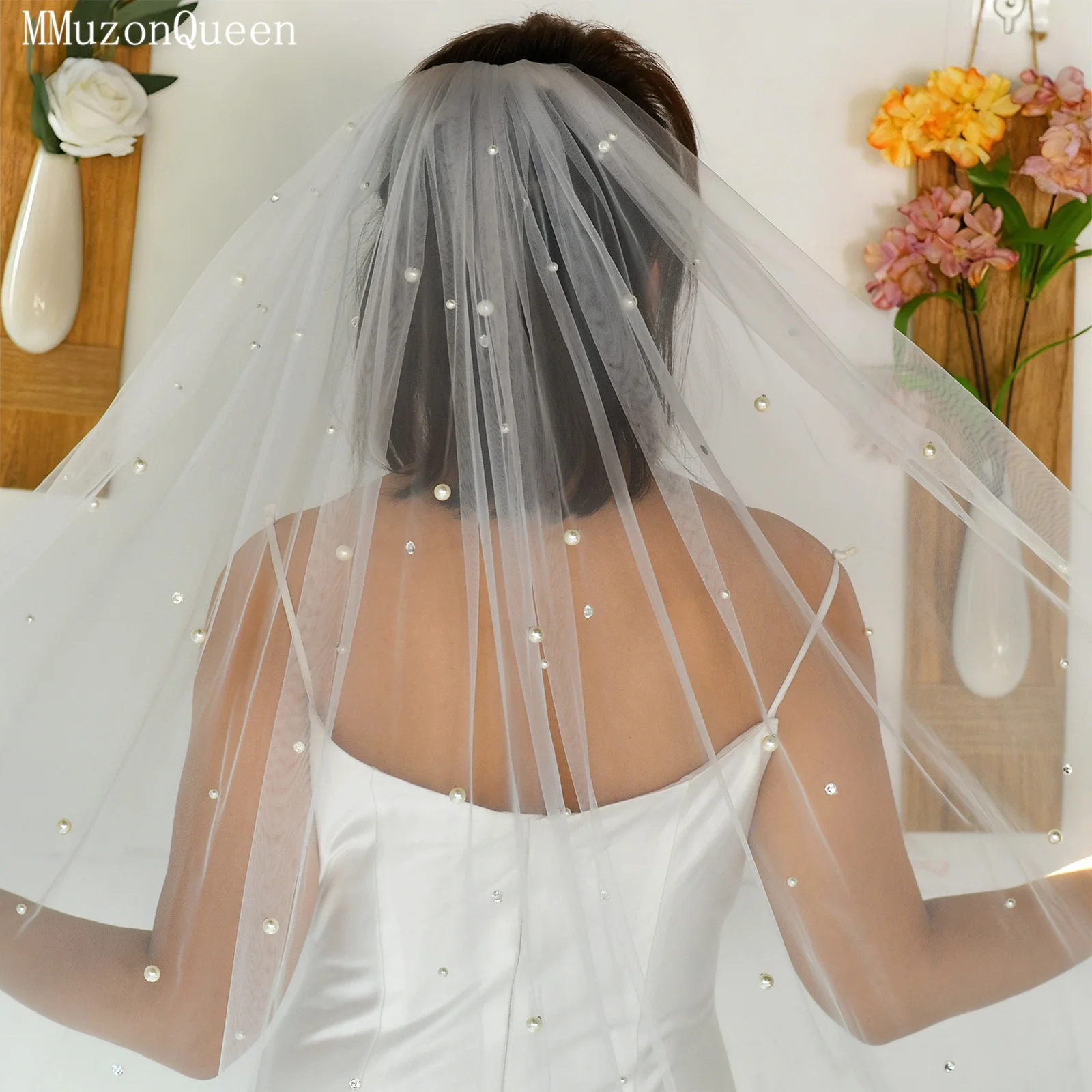 ผ้าคลุมหน้าเจ้าสาว TOPQUEEN ประดับมุกและคริสตัล ผ้าคลุมหน้าเจ้าสาวสุดหรู สีครีมขาว พร้อมหวี อุปกรณ์เสริมงานแต่งงาน ปรับแต่งได้ รุ่น V109
