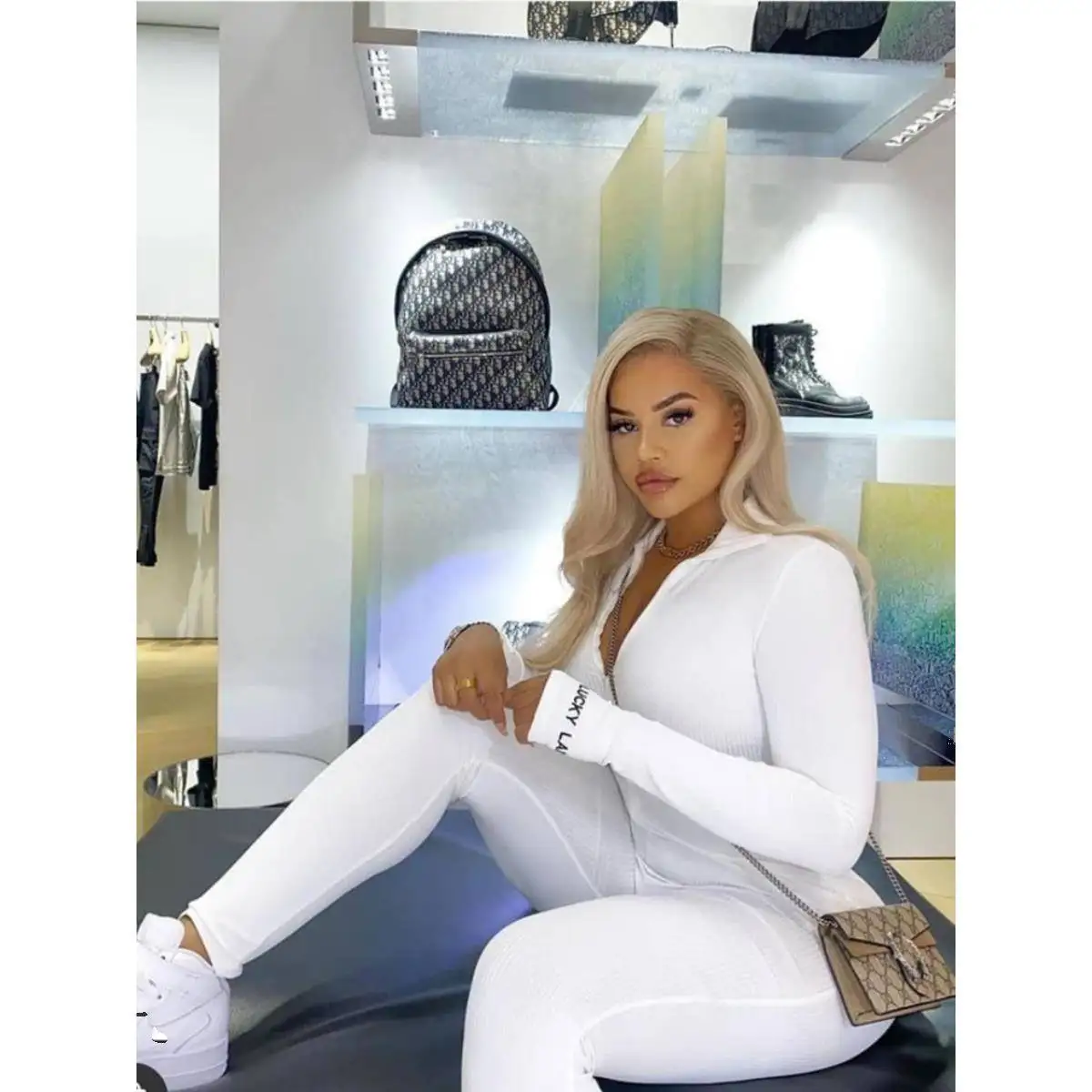 Damski kombinezon sportowy z krótkimi spodniami, dekoltem w serek, zamkiem błyskawicznym, niskim stanem, wygodny materiał, kolekcja wiosna 2023.