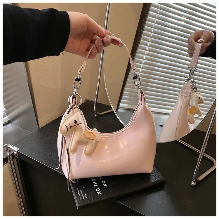 

Сумка для подгузников с отделением для мелких предметов обеспечивает специальное место для резинок для волос, помад и мелких аксессуаров.