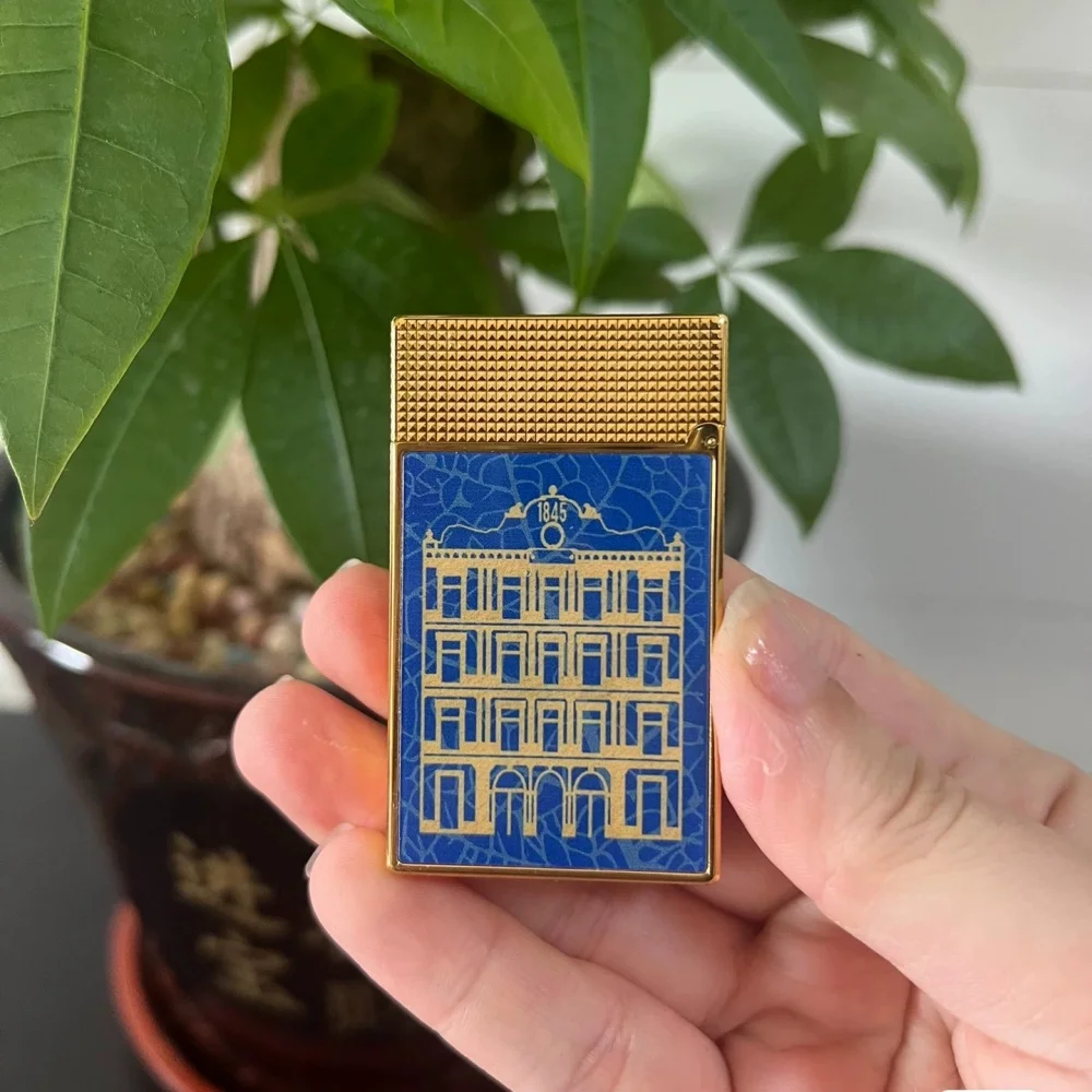 

Luxury custom lighter, new limited edition, high quality, gas-filled, comes with a set of custom accessories.