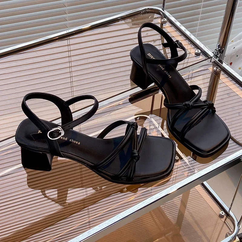 2025 صيف جديد كعب مربع أحذية عالية موضة الصنادل الرومانية أبيض وأسود مفتوح الأصابع امرأة النعال أحذية السيدات