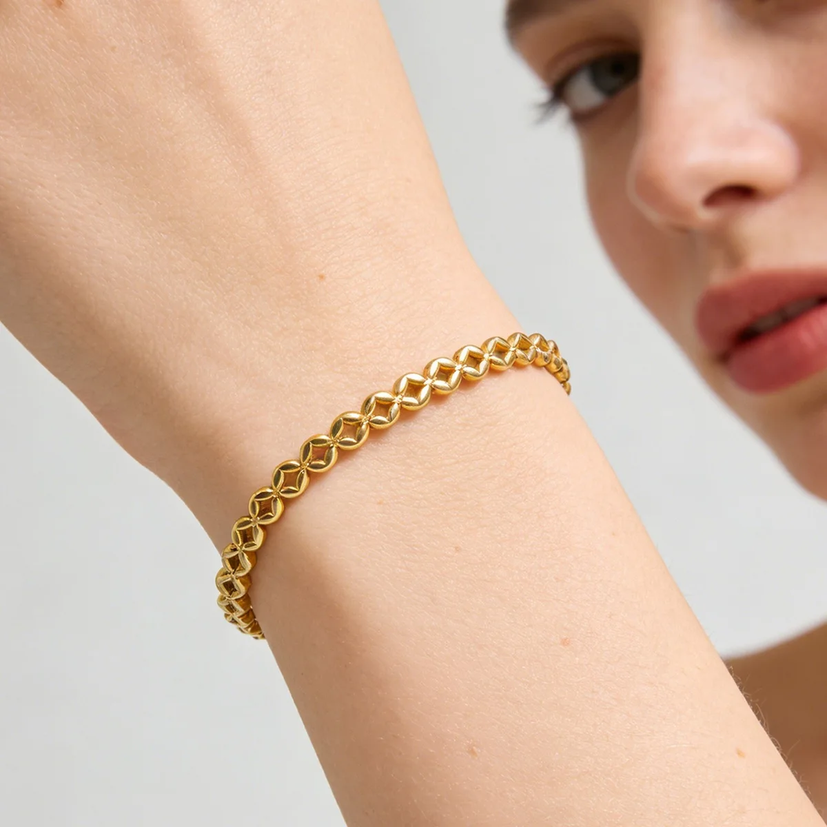 1pc Imitation Coin Hollow Bangle Round Texture Titanium Steel Wristband European Style Fashion Versatile Ladies Bracelet Jewelry