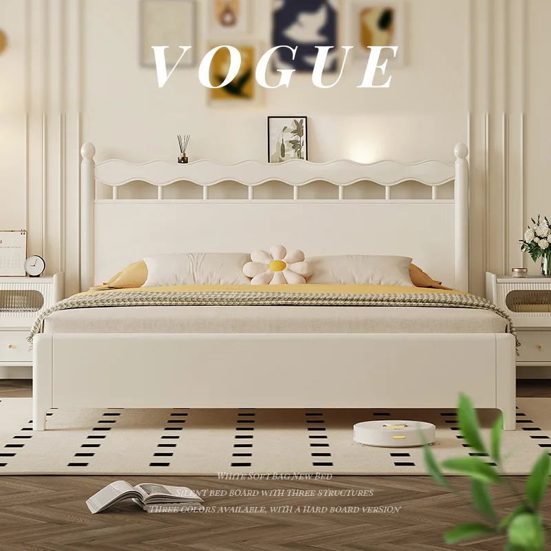 Cama branca do quarto principal, cama moderna e simples de 1,8 metros