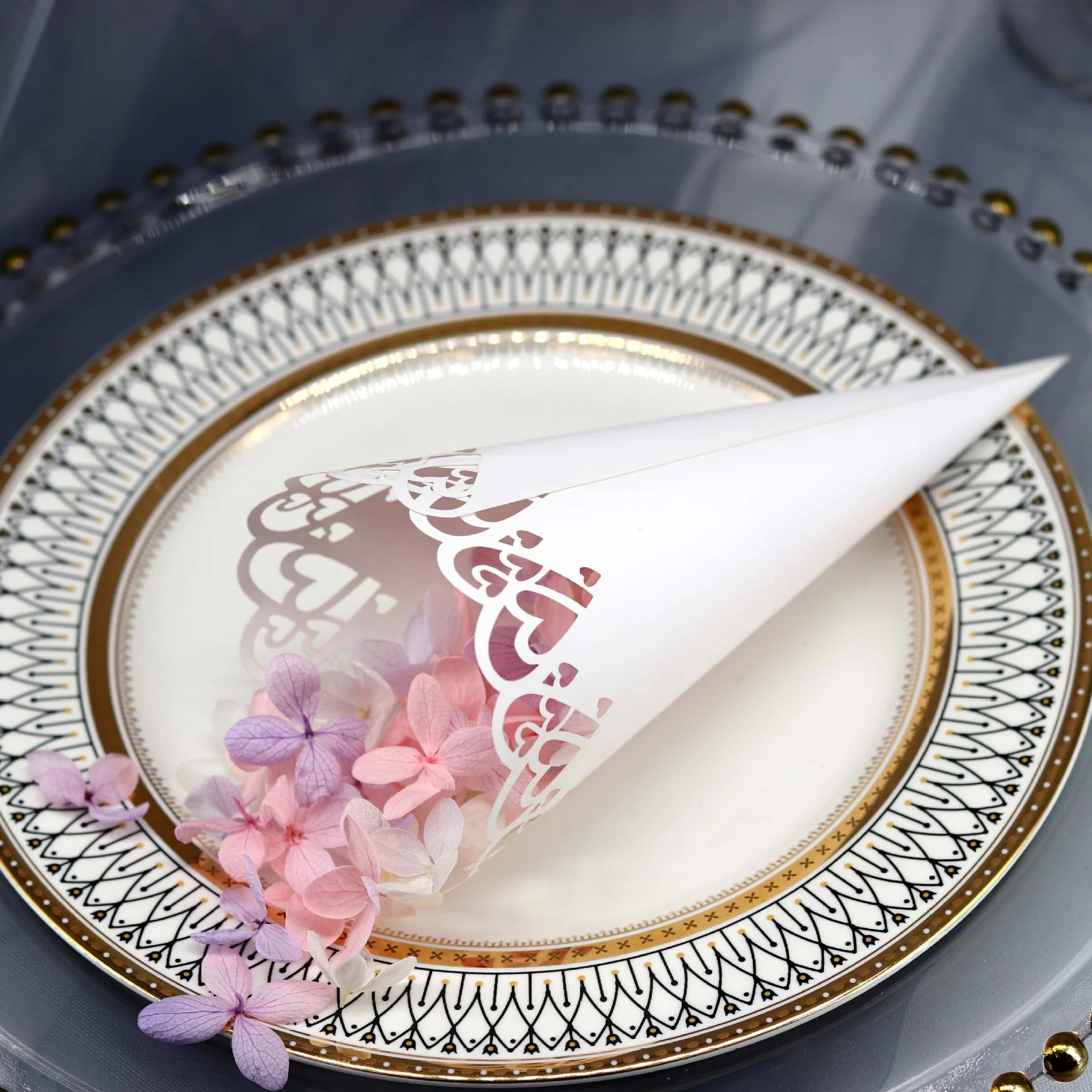 

20pcs Cones White Hollow Lace Design Wedding Party Decor Petal Cone For Birthday Buffet Celebration Flower Holder