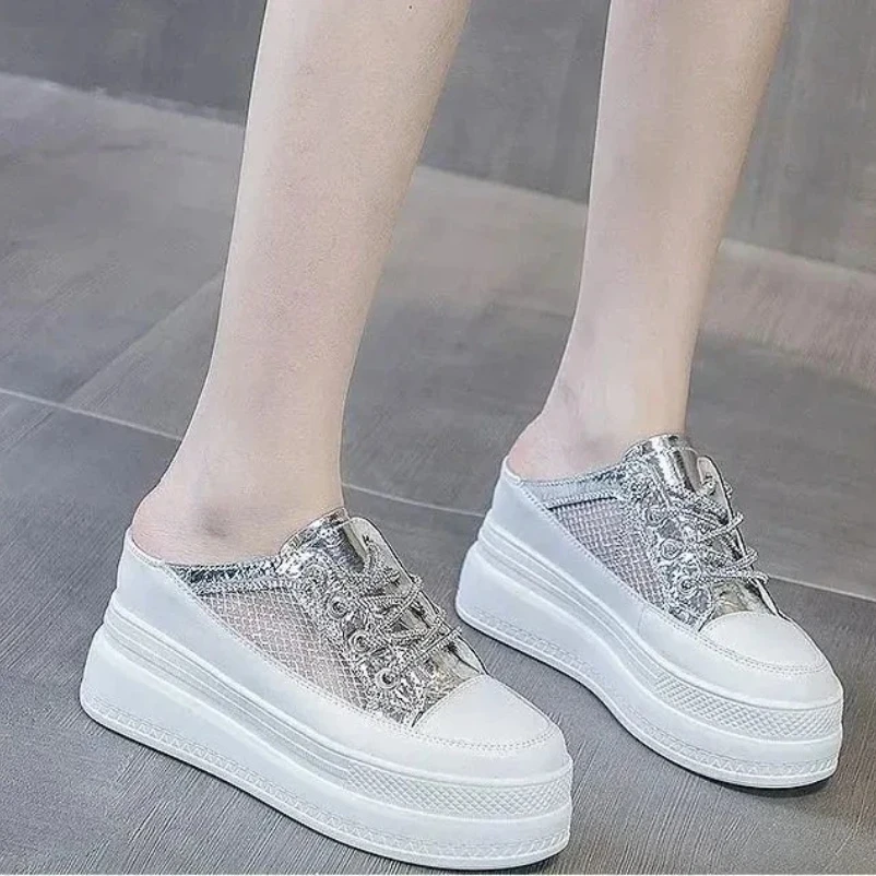 

2025 8 см блестящие тапочки на платформе, женская летняя обувь, сандалии на танкетке, шлепанцы, кроссовки без шнуровки, кожаная сетка из микрофибры