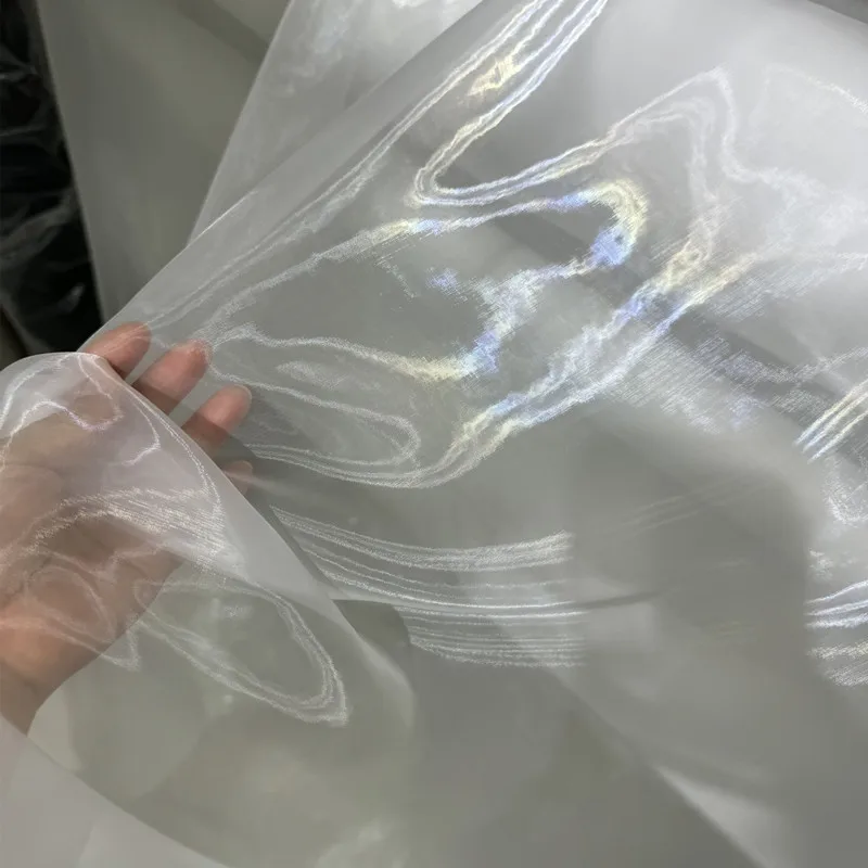 

Усовершенствованная легкая прозрачная и струящаяся марля с мягкой драпировкой для украшения свадебного фона, белая светоотражающая пряжа.