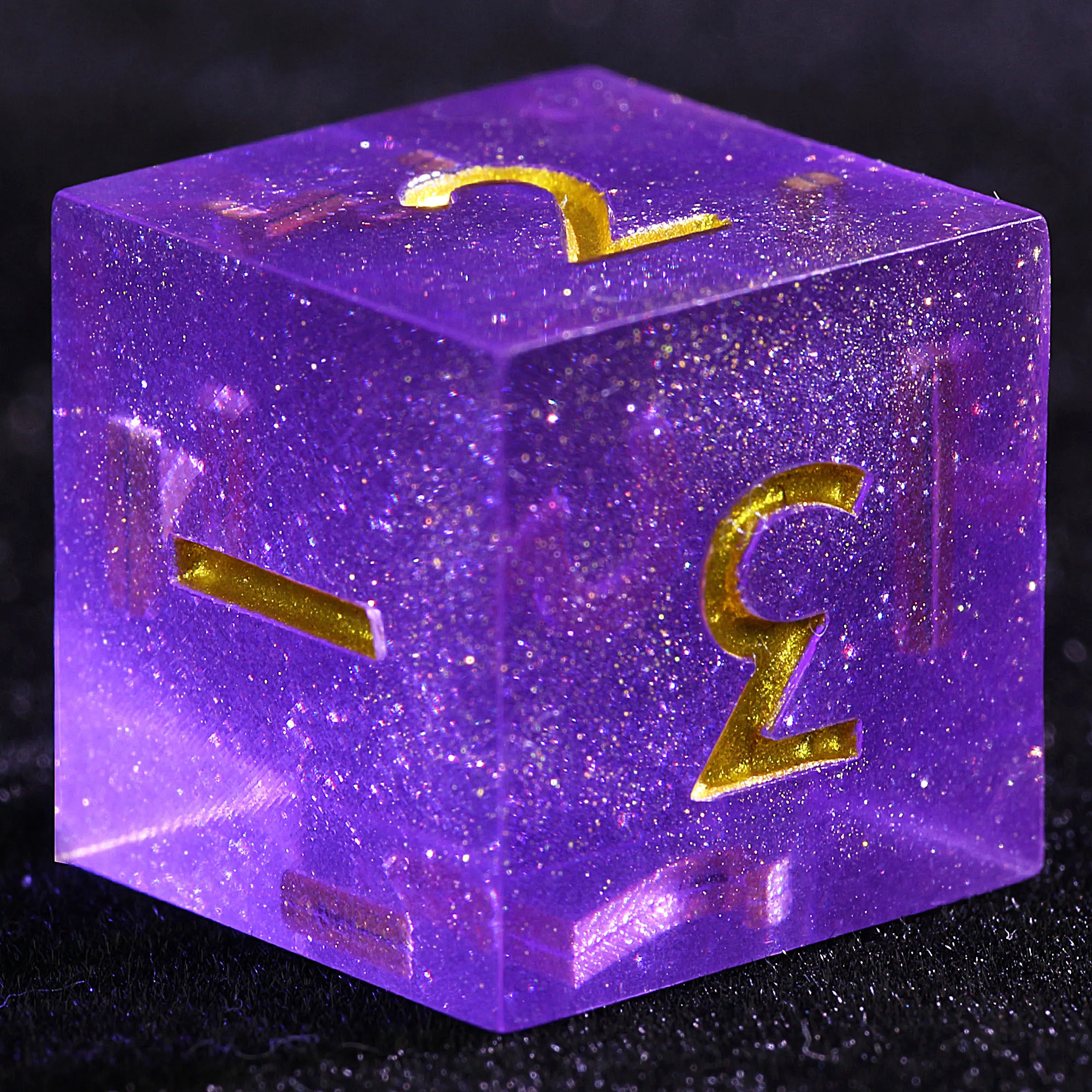 

Набор кубиков Draw Steel 3 Polyhedral Resin: два 20-гранных D10 и один 6-гранный D3, фиолетовый цвет, серия Resolve.