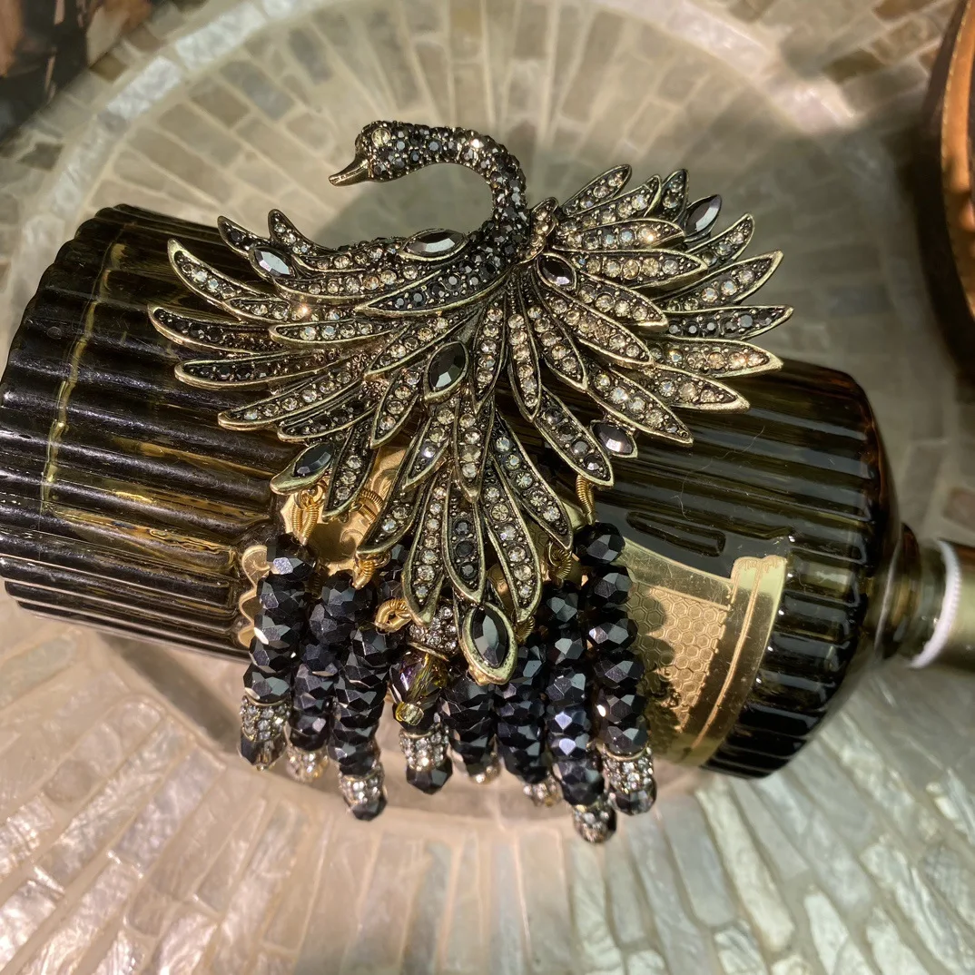 

Vintage Fashion Antique Clothing Accessories Fringe Brooch Elegant Inlaid Temperament Old Money Style High Sense Pin