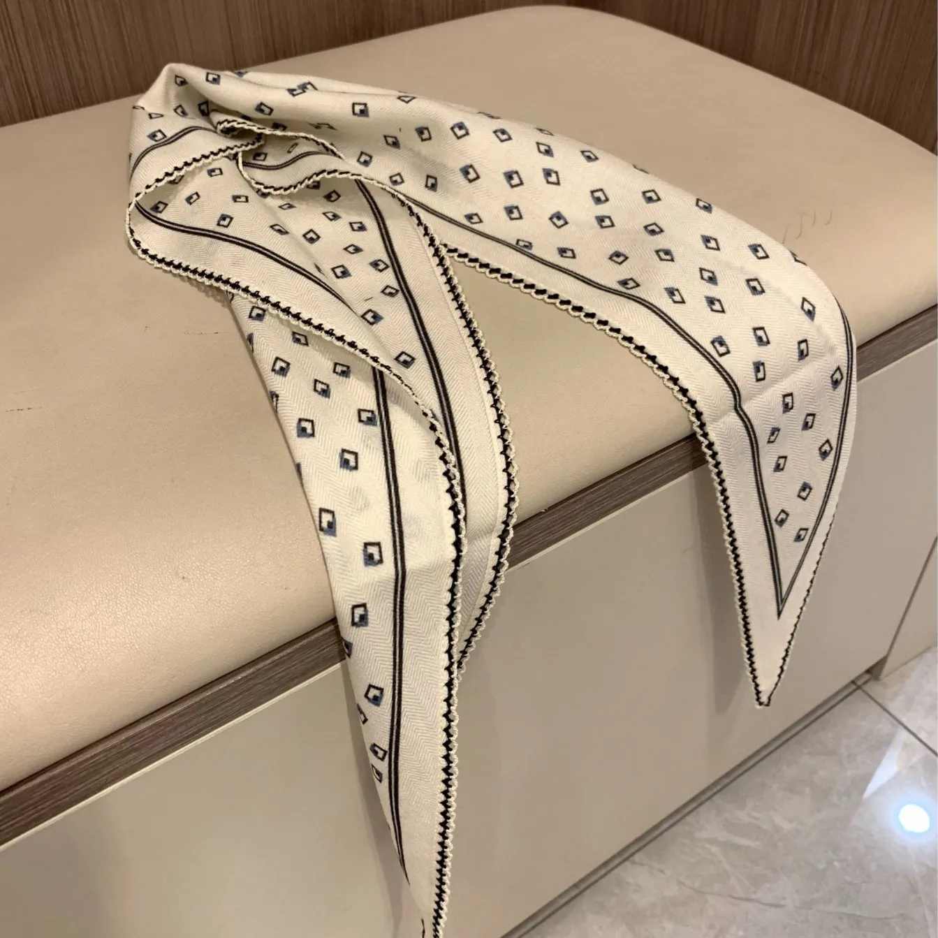 30% Silk 70% Wool Retro-style Scarf Autumn Winter Versatile Lace double-sided Monochrome diamond-shaped Soft 8SJ191