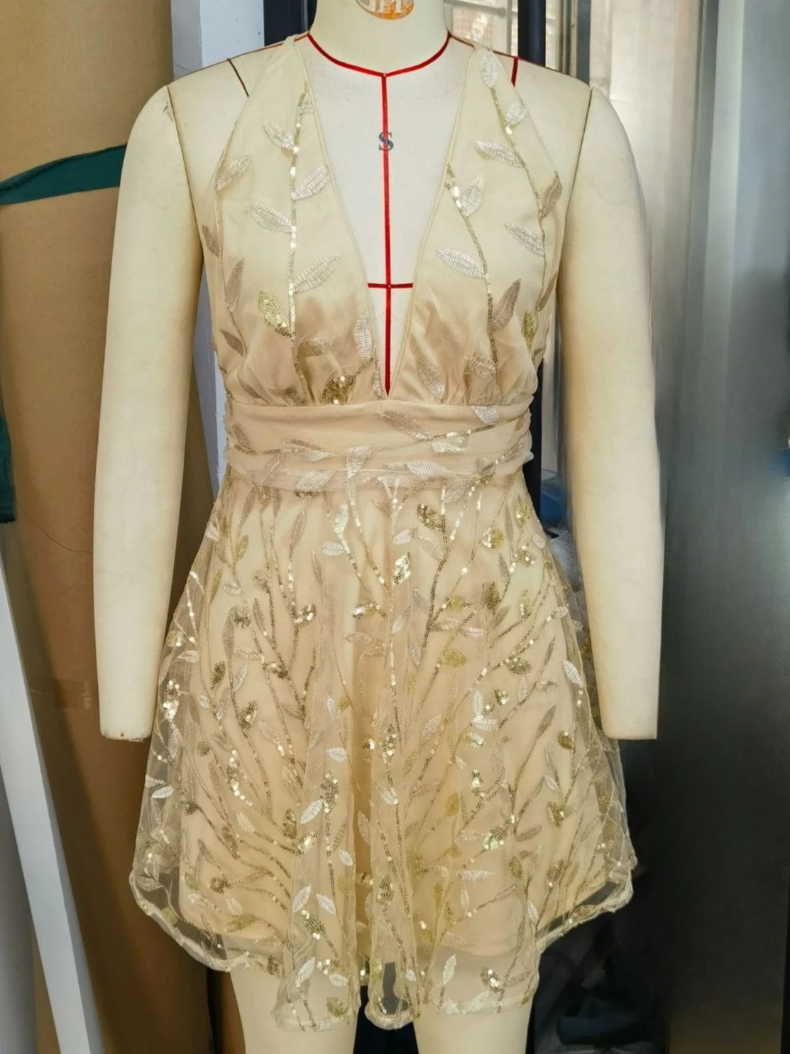 Mini robe de bal de cocktail sexy à col en V et dos nu