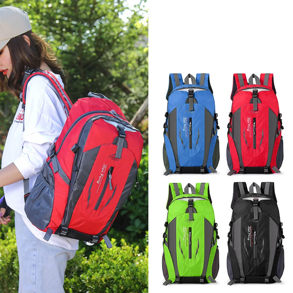 Roter Rucksack im Einsatz im Freien sowie Farbvarianten in Blau, Rot, Grün und Schwarz