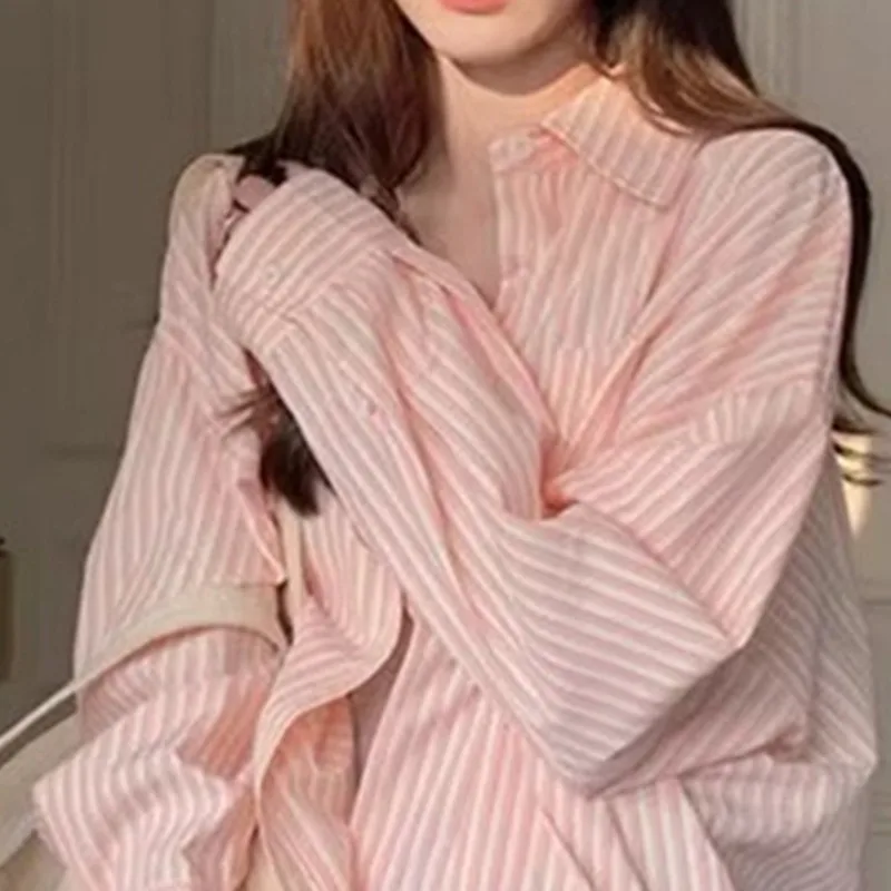 A Pink Striped Sun-protective Shirt for Women Light Summer Top Paired with A Loose Laid-back Long-sleeved Cardigan Relaxation