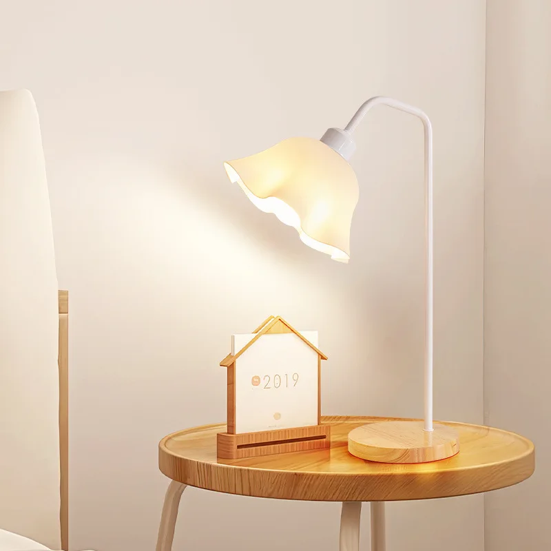 

Pastoral creative flower desk lamp, warm atmosphere lily of the valley, bedroom bedside, desktop ins wind decorative lamp