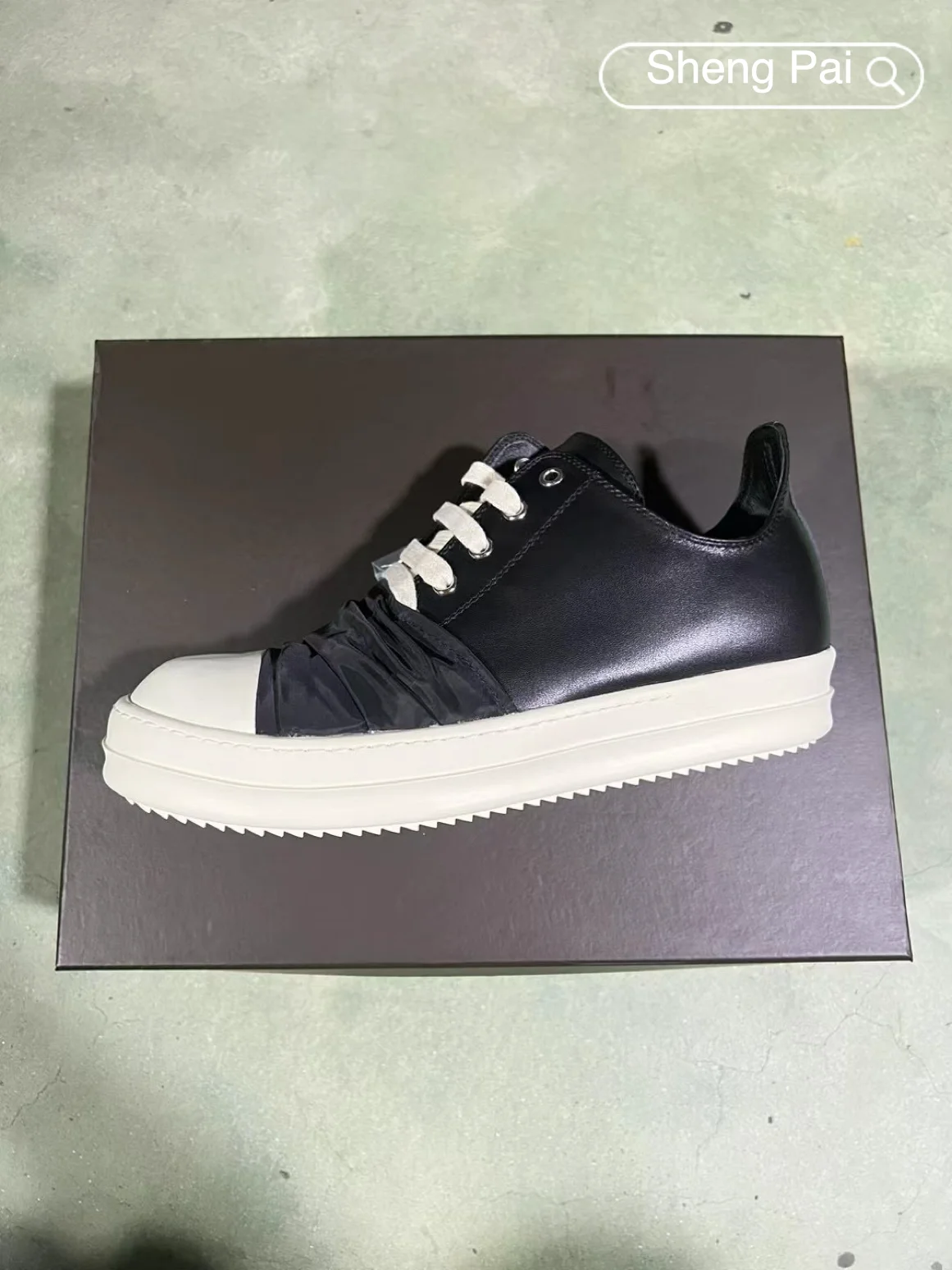 

Brand Black Leather Low Top Sneaker Black Wrinkles Unisex Casual Shoes Men Women Fashion Streetwear Luxury Designer Footwear New